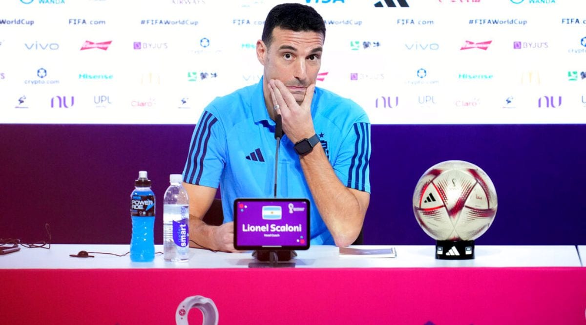 Lionel Scaloni coaching Argentina from the sideline during an international match